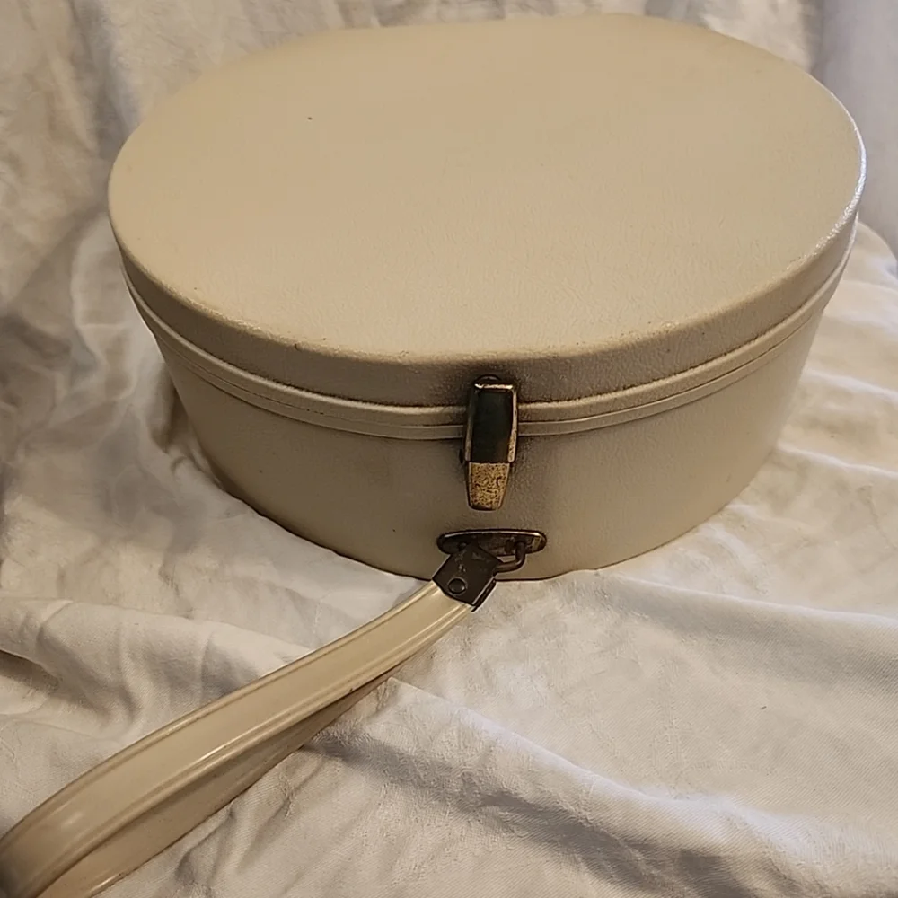 Vintage 60's Beige Hard Plastic Round Travel / Make Up Case/Jewelery Box